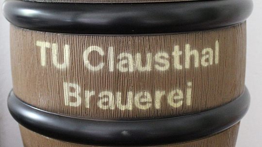 10-Liter-Kunststoff-Bierfass in Holzoptik mit Aufdruck "TU Clausthal Brauerei"